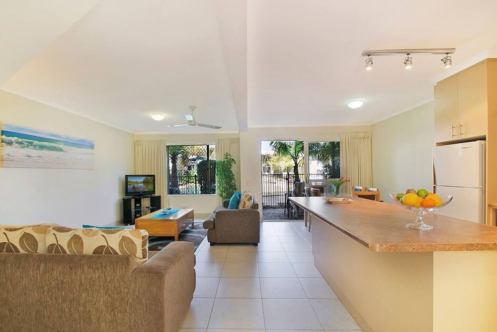 3 Bedroom Poolside Townhouse - Photo 11