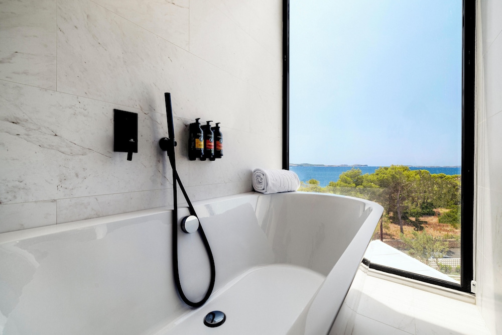 Junior Suite, Sea View (Panoramic) thumbnail 5