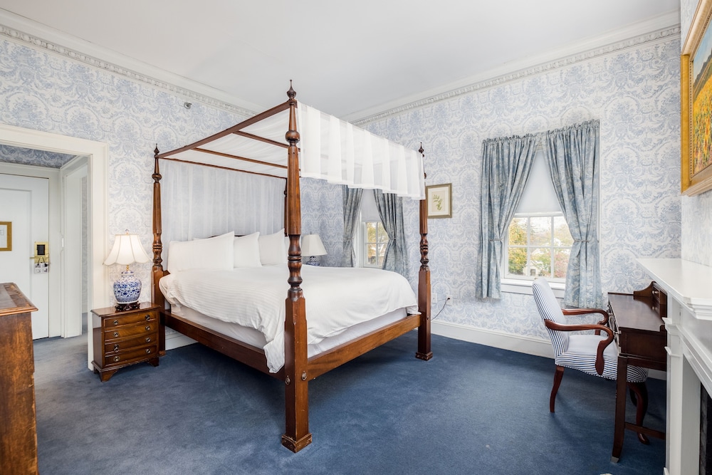 Deluxe Queen with Sofa Bed photo 1