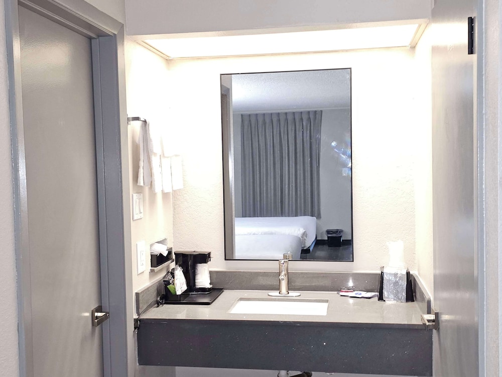 Standard Room, 1 King Bed, Accessible, Refrigerator & Microwave - Photo 6
