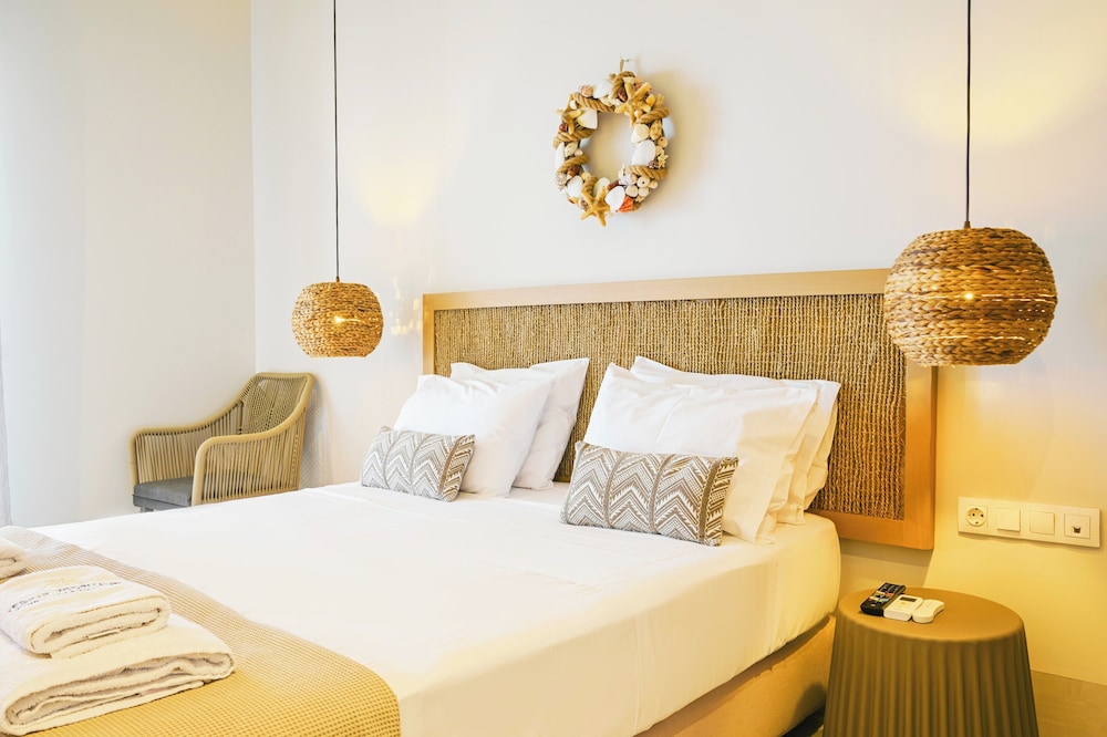 Double Bed Luxury Boutique Suite with Private Plunge Pool - Photo 9