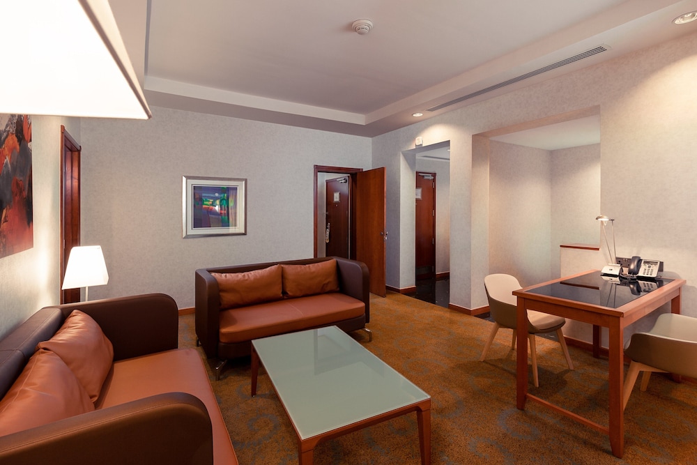 Suite, 1 Bedroom - Photo 11