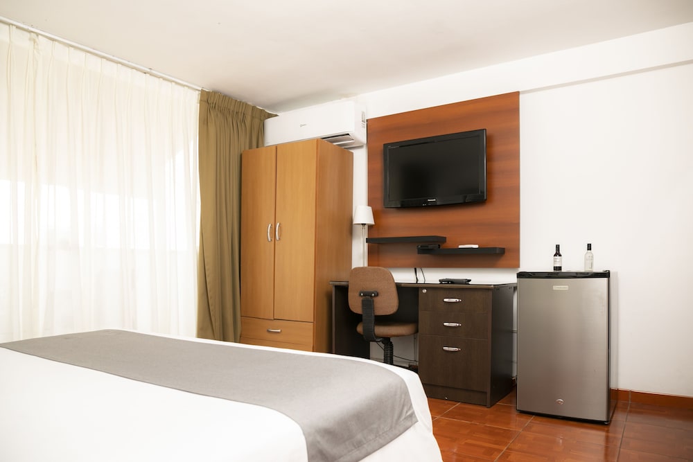 Standard Room, 1 Queen Bed photo 2