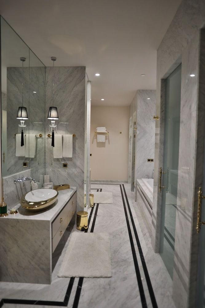 Royal Residence - Photo 6