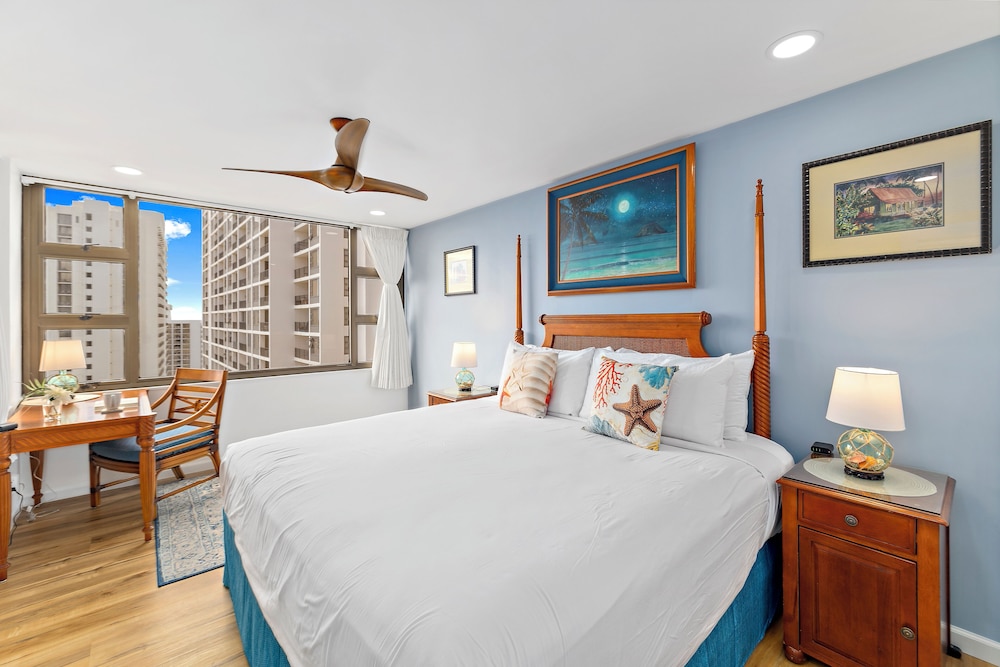 High Floor Ocean View Condo (King Bed and Parking): Condo, 1 Bedroom, Ocean View (0126) photo