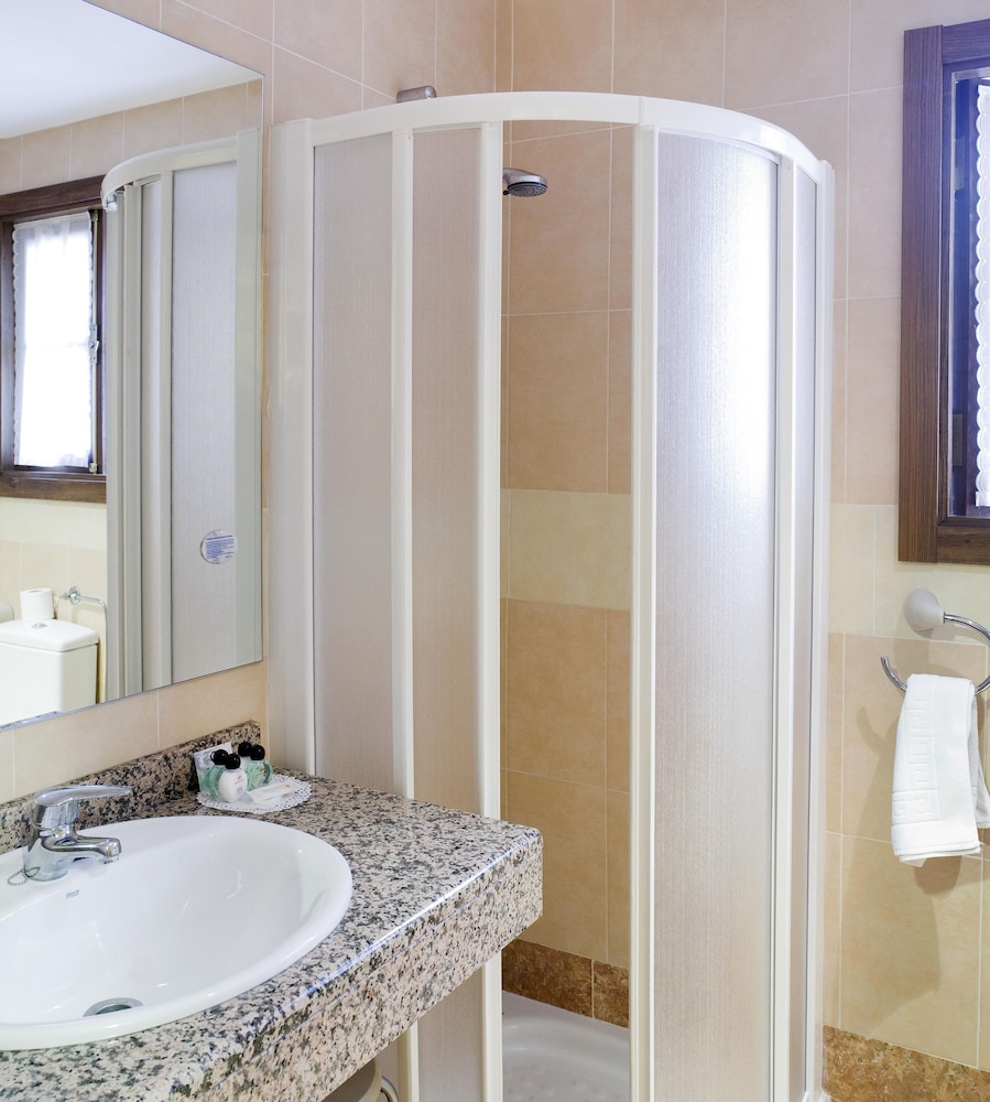 Standard Double or Twin Room photo 2