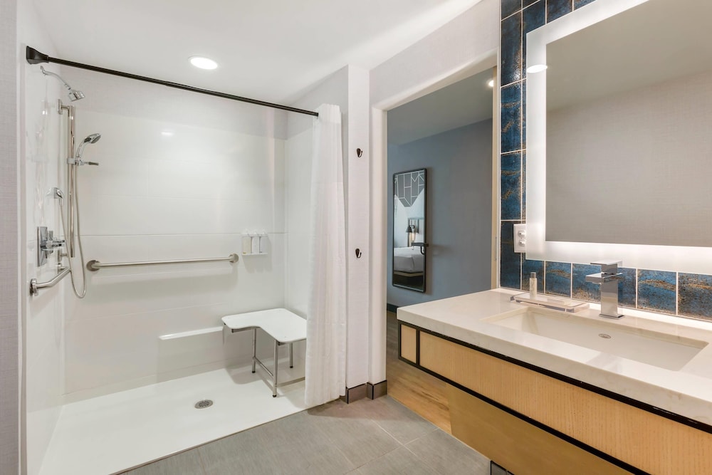 1 King Bed, Nonsmoking, Accessible - Photo 5
