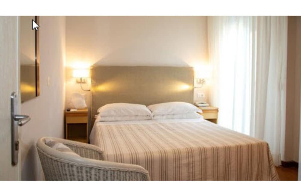 Standard Double or Twin Room photo 3