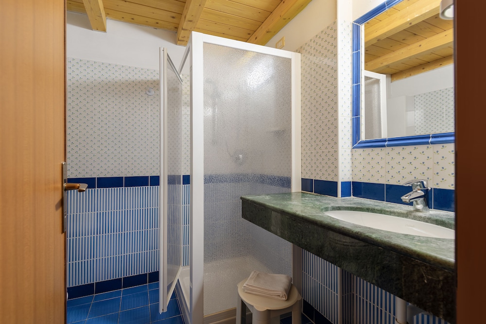 Standard Double Room - Photo 5