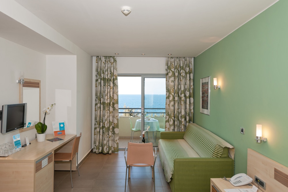 Premium Triple Room, Balcony photo 2