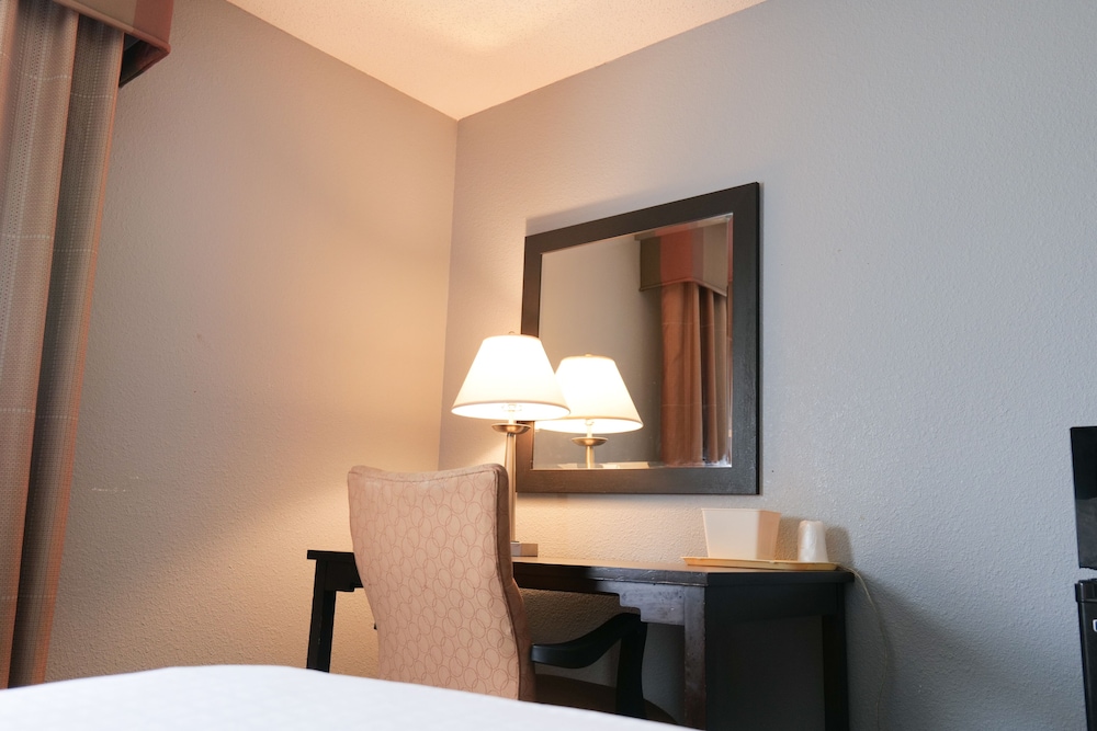 Room, 1 King Bed, Non Smoking - Photo 3