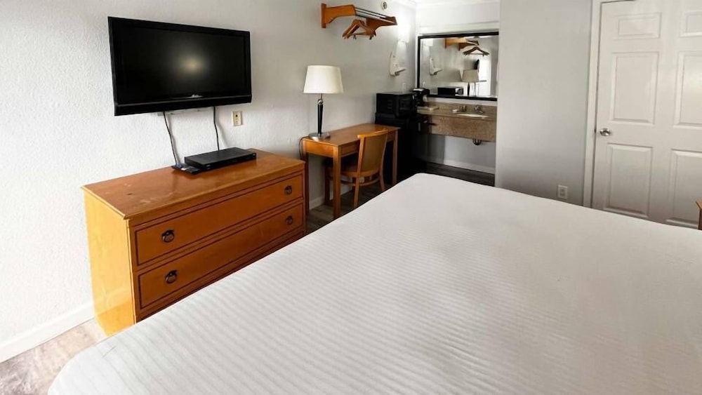 Standard Room, 1 King Bed, Non Smoking - Photo 1