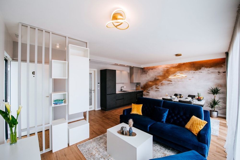 Luxury Apartment, 2 Bedrooms, Pool Access, Garden View