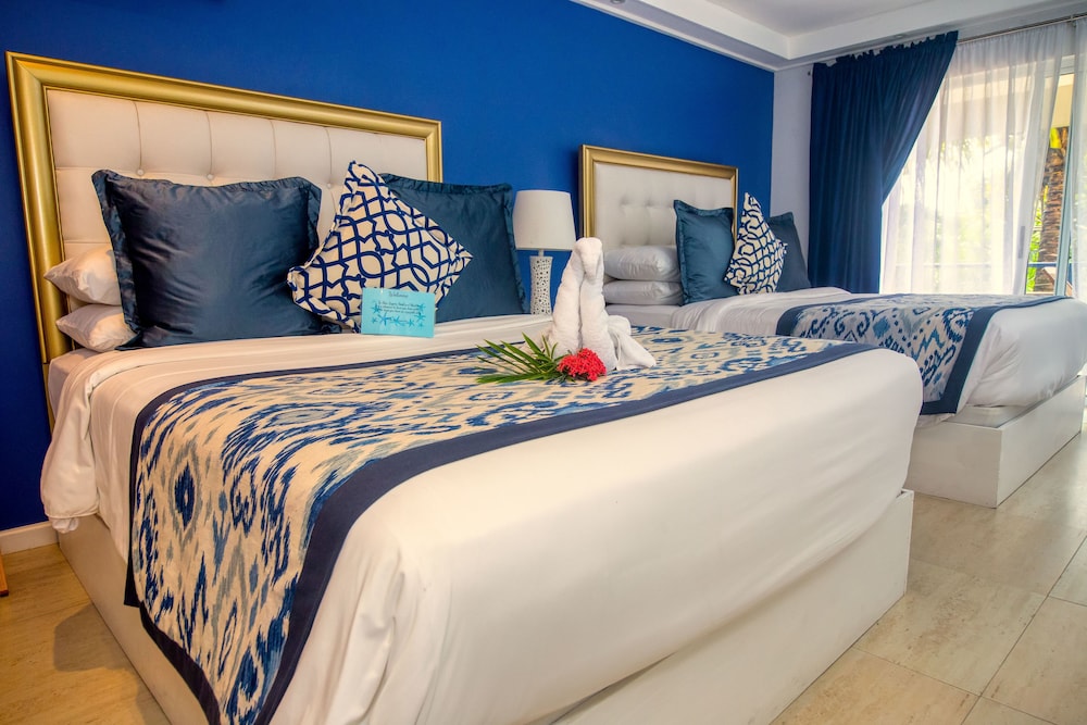 Room, 2 Queen Beds, Kitchenette, Pool View, photo 6