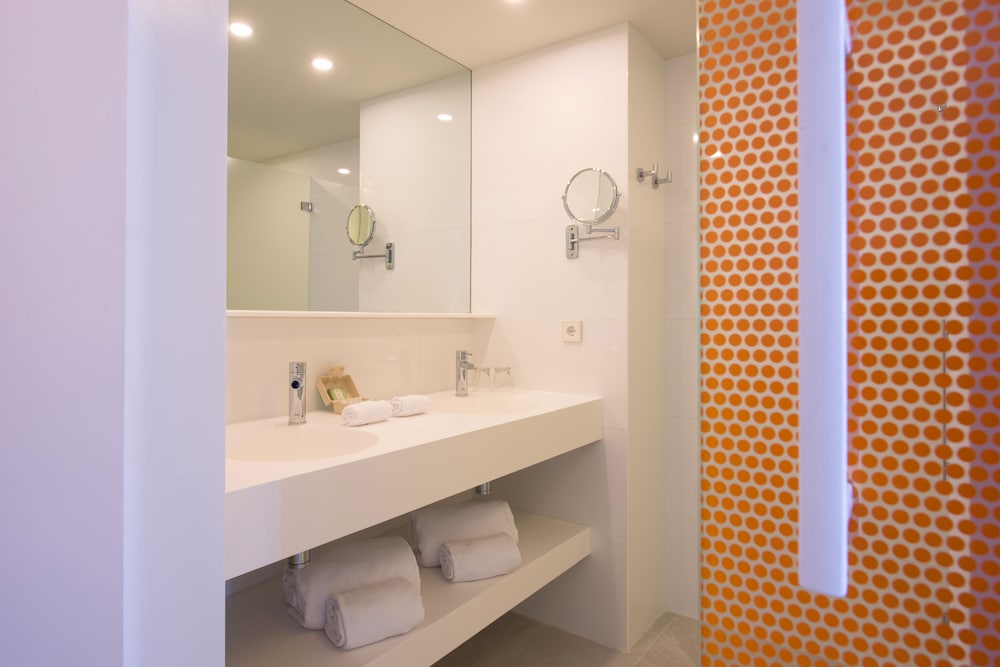 Twin Room, Ocean View thumbnail 6