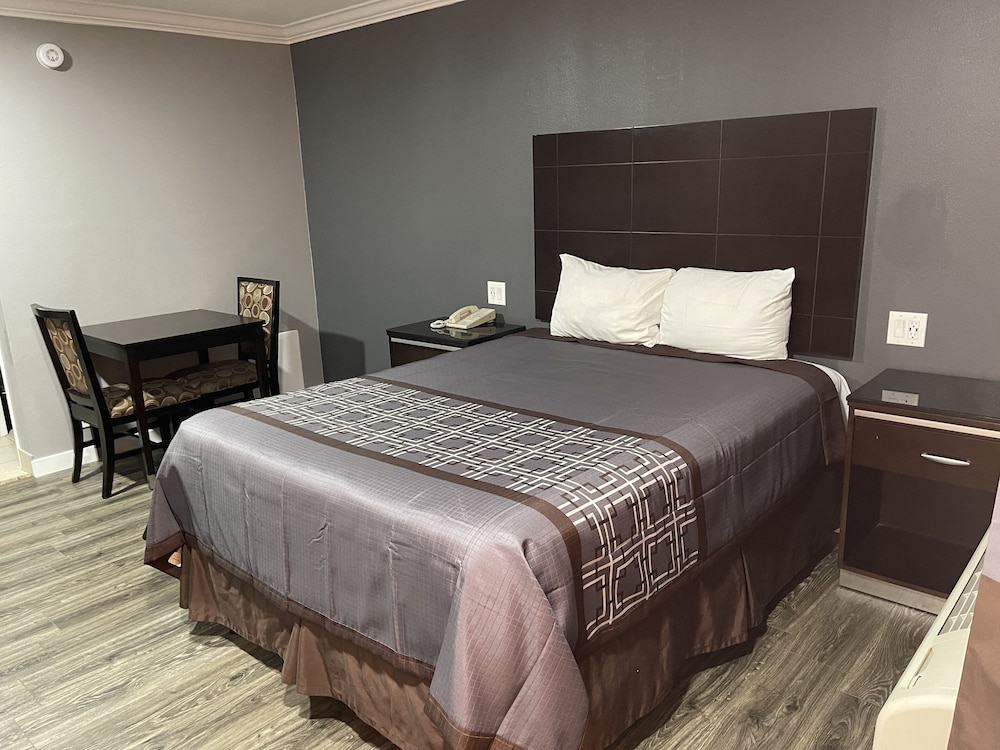 Basic Single Room, 1 Queen Bed