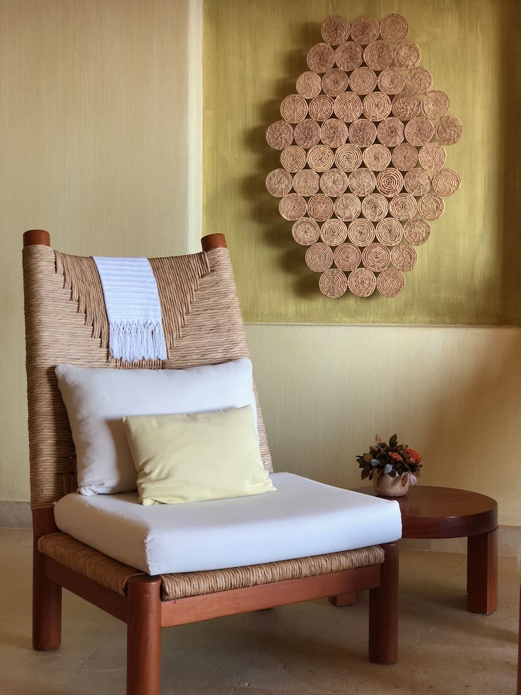 Cliffside Ocean Front Suite - Photo 4