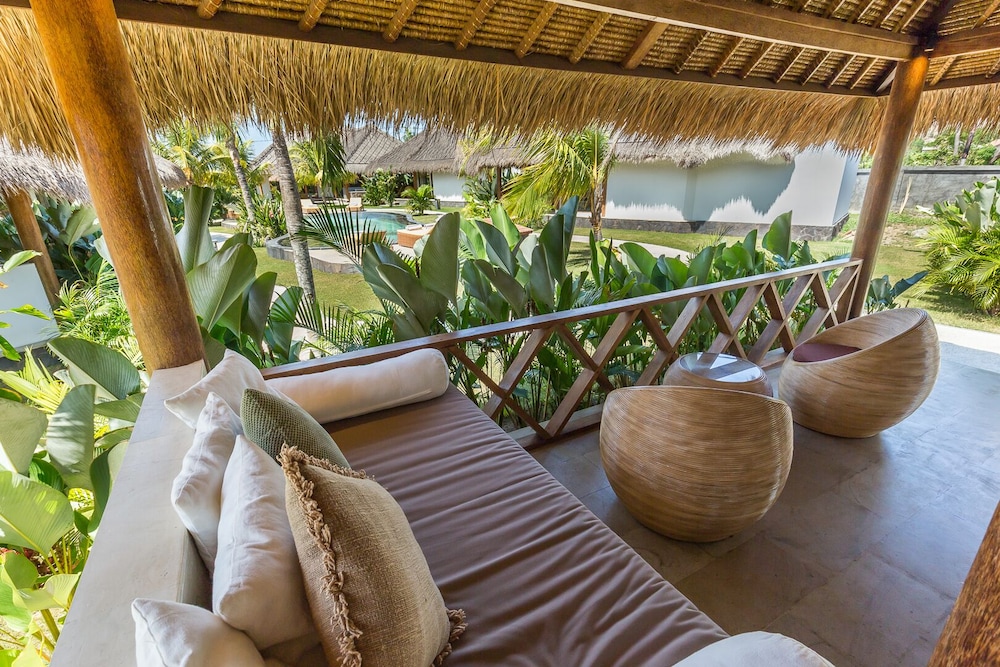 Exclusive Room, 1 King Bed, Pool View photo 2