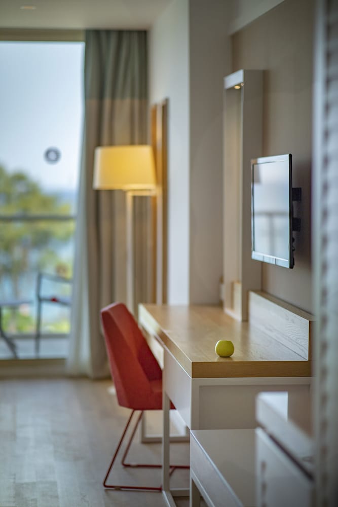 Superior Double or Twin Room, Partial Sea View