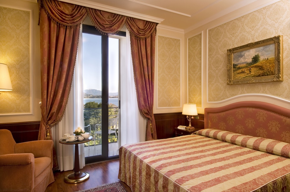 CLASSIC double room, with lake view or partial lake / pool view photo 3