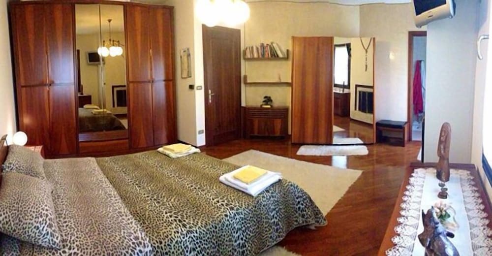 Suite, Ensuite photo 3