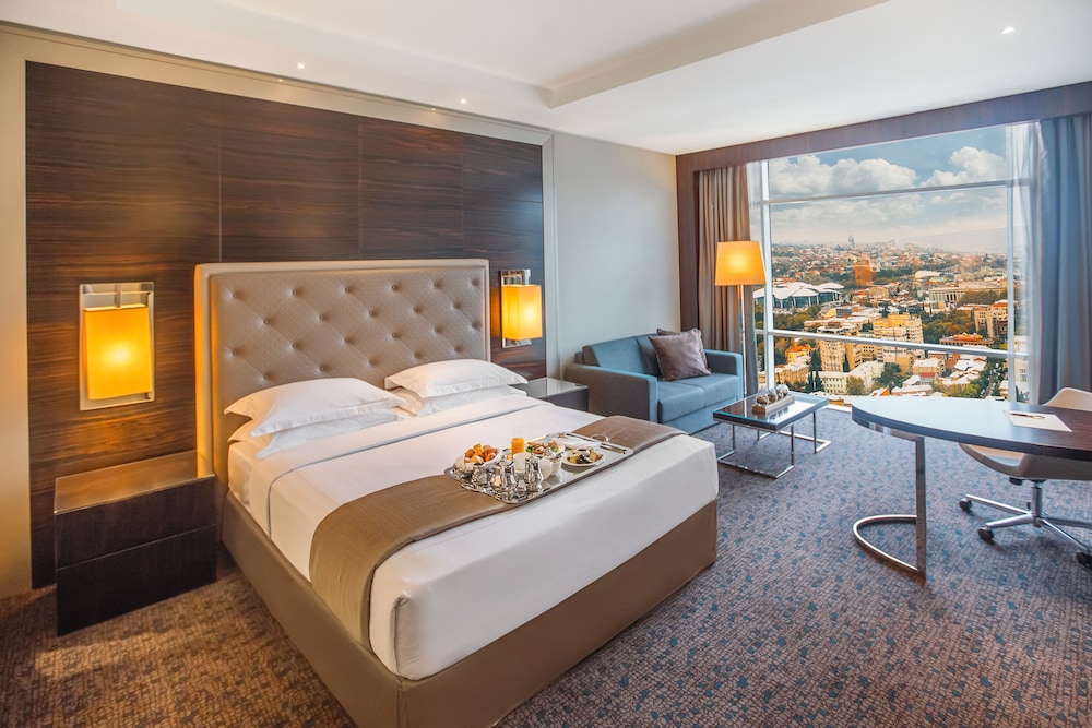Club Room, 1 King Bed photo 1