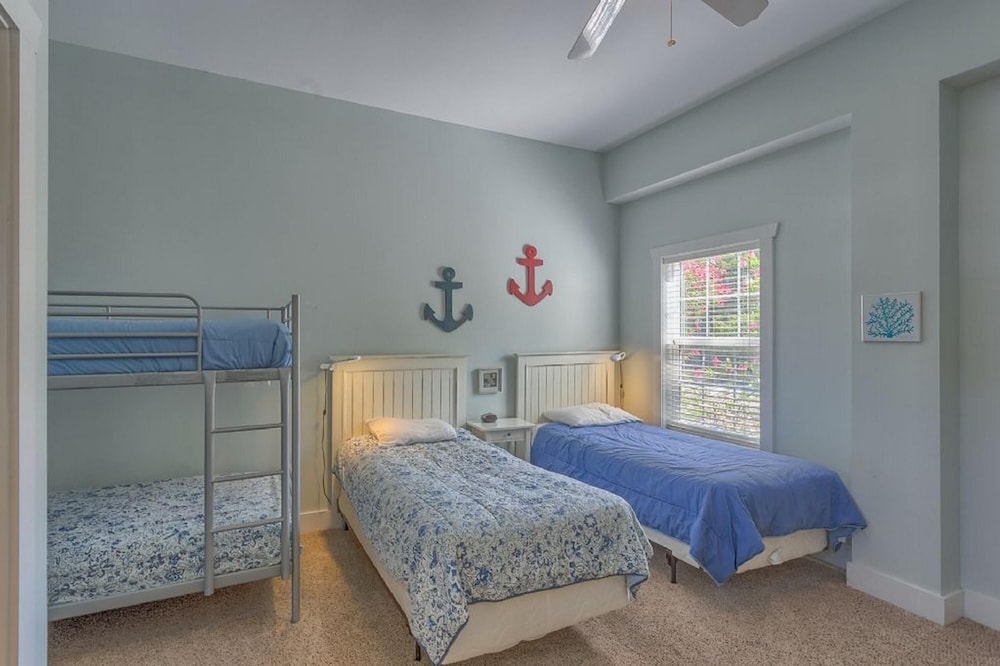 House, Multiple Beds (Sea Breeze Manor) photo 1