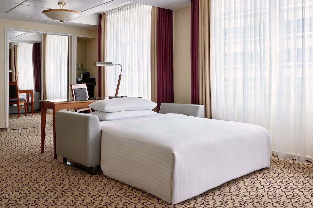 Studio Suite, 1 King Bed with Sofa bed, City View, Corner (Corner) - Photo 3