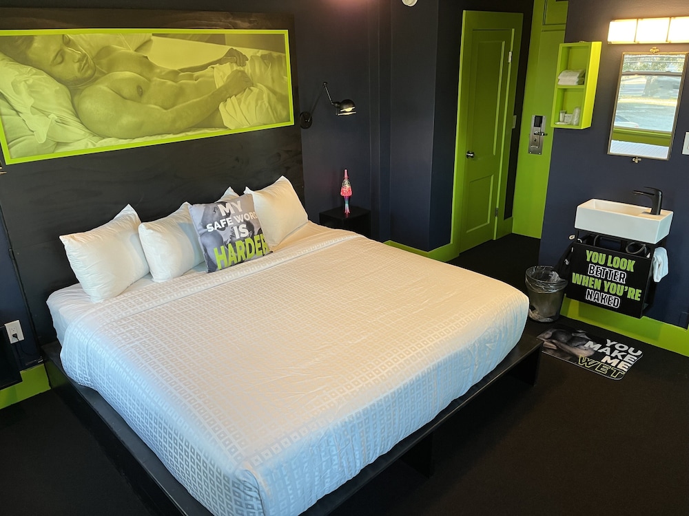 Deluxe Room, 1 King Bed, Non Smoking, Private Bathroom - Photo 2