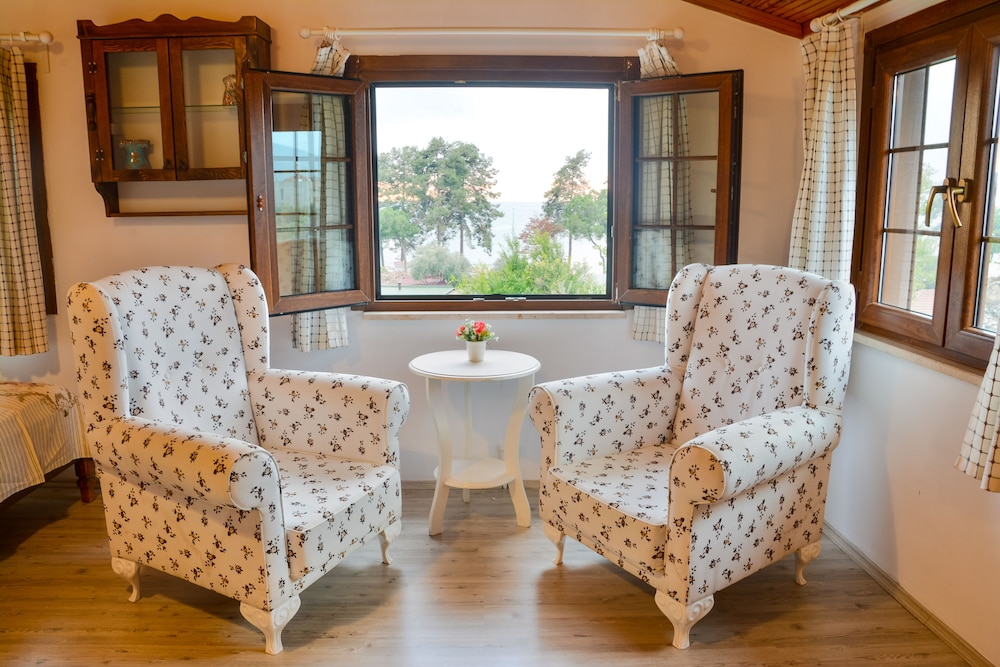 Suite, Lake View