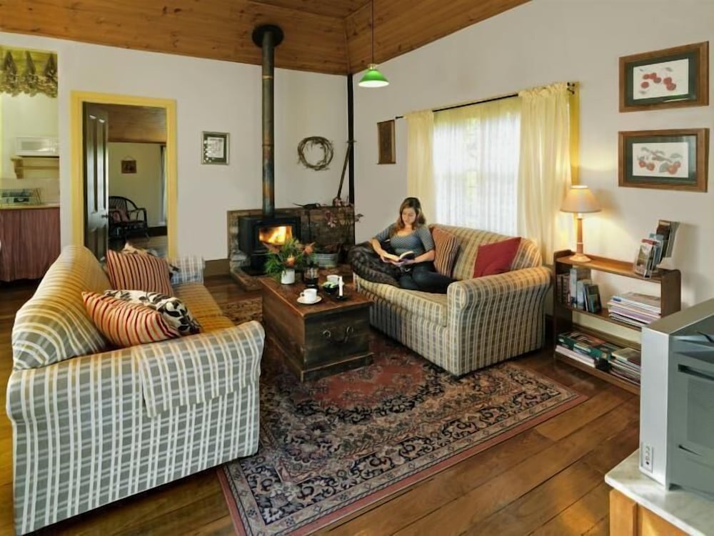 Classic Cottage, 1 Bedroom, Non Smoking, Fireplace (Timbercutter's Cottage) photo 2