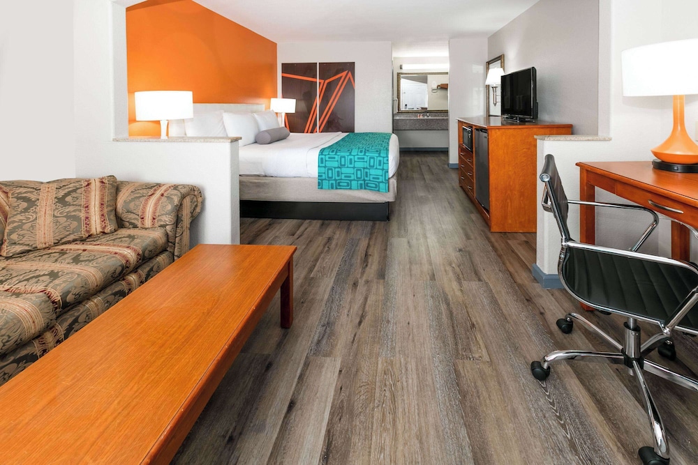 Studio Suite, 1 King Bed, Non Smoking - Photo 1