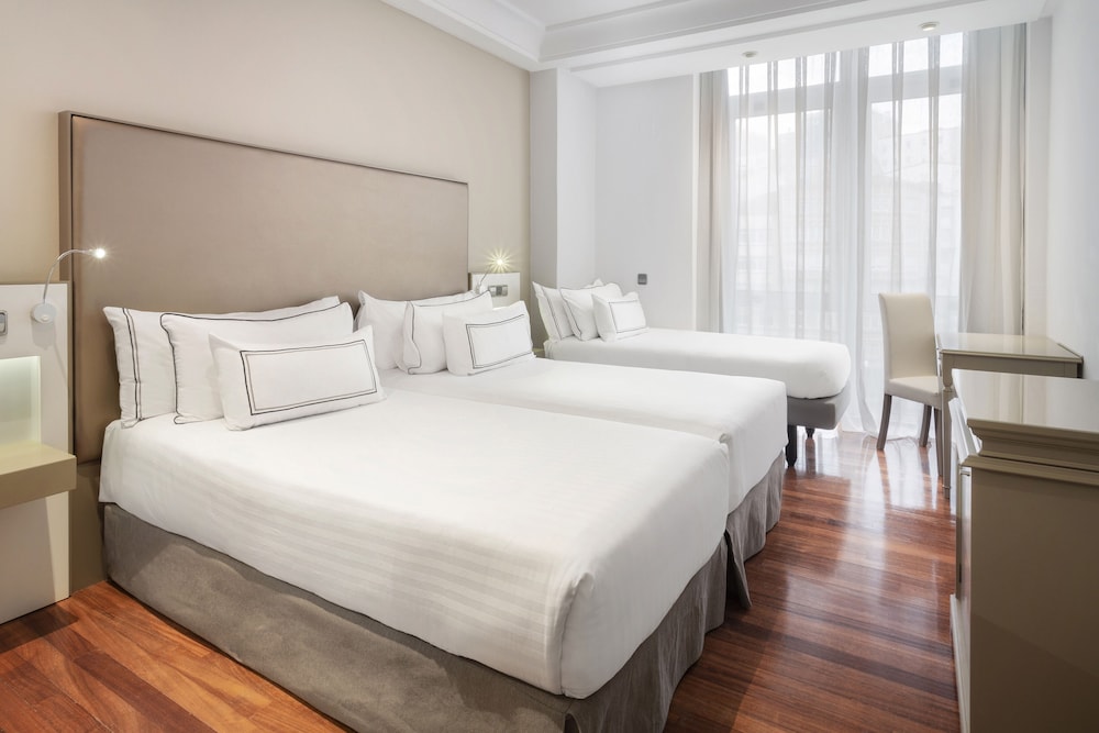 Melia Guestroom (2 Adults + 1 Child) - Photo 3