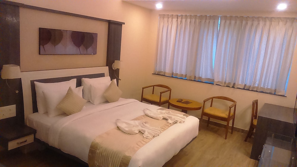 Deluxe Double Room, 1 Queen Bed, City View photo 2
