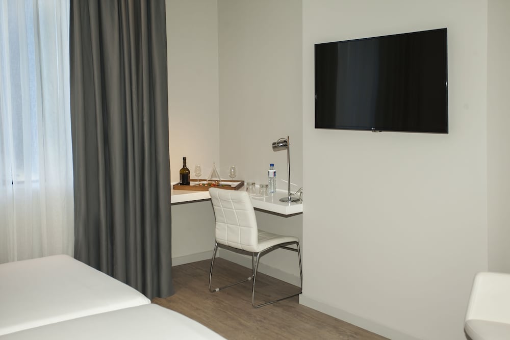 Superior Twin Room, City View thumbnail 5