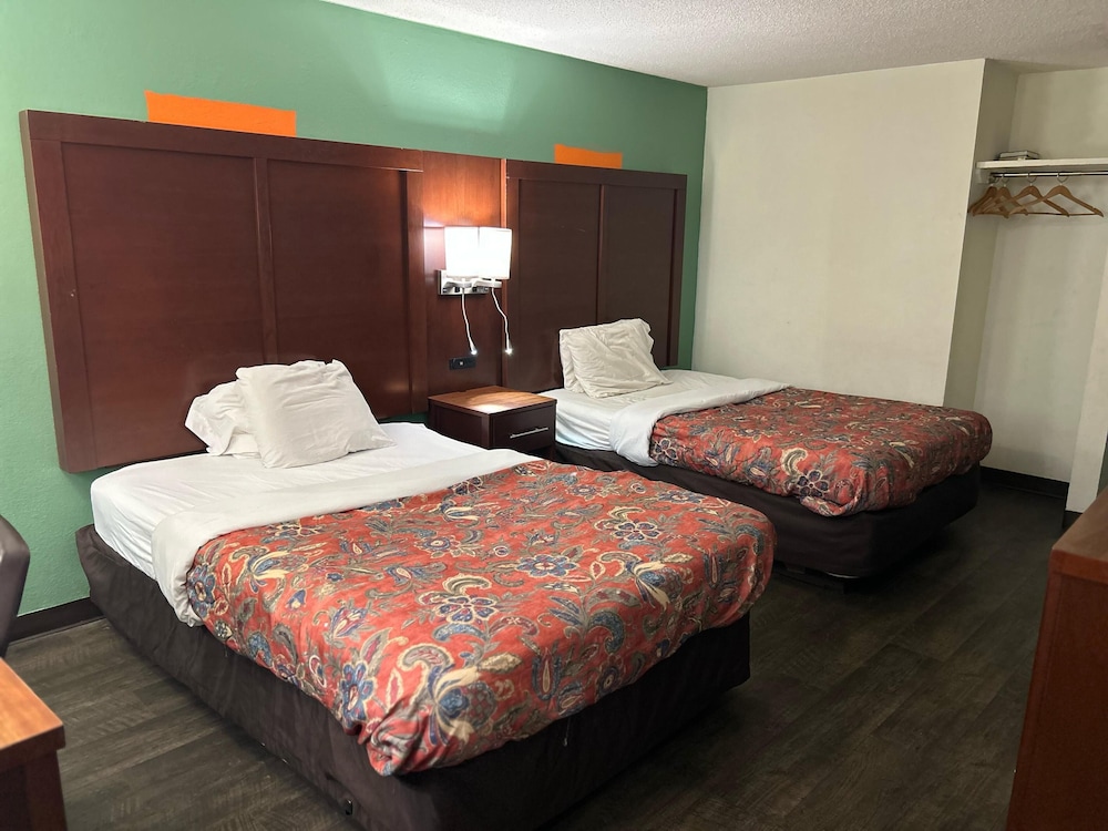 Room, 2 Queen Beds, Smoking - Photo 3