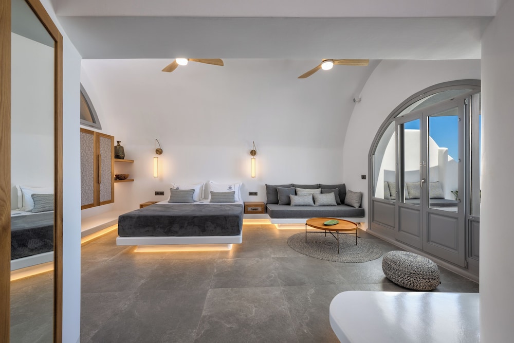 Cave Suite with outdoor jacuzzi