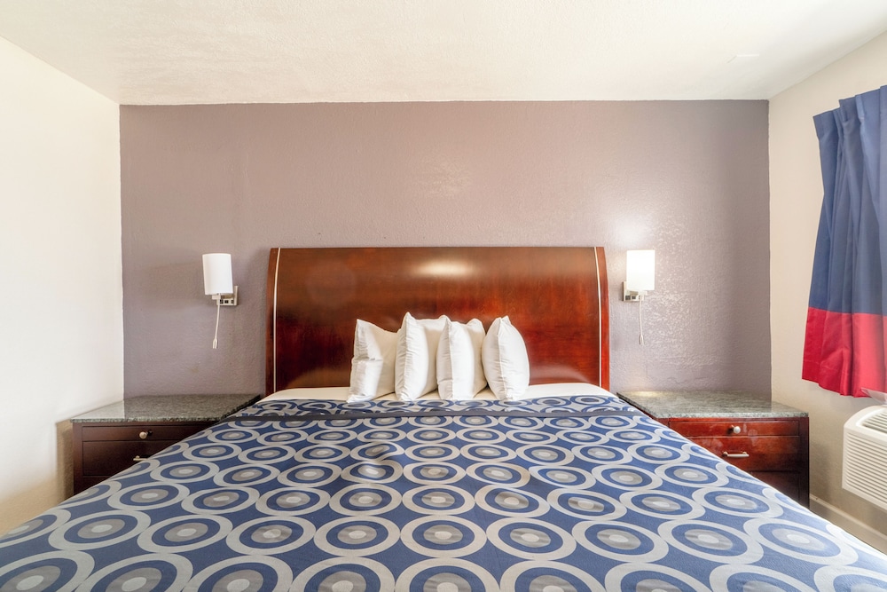 Room, 1 King Bed, Non Smoking photo 2