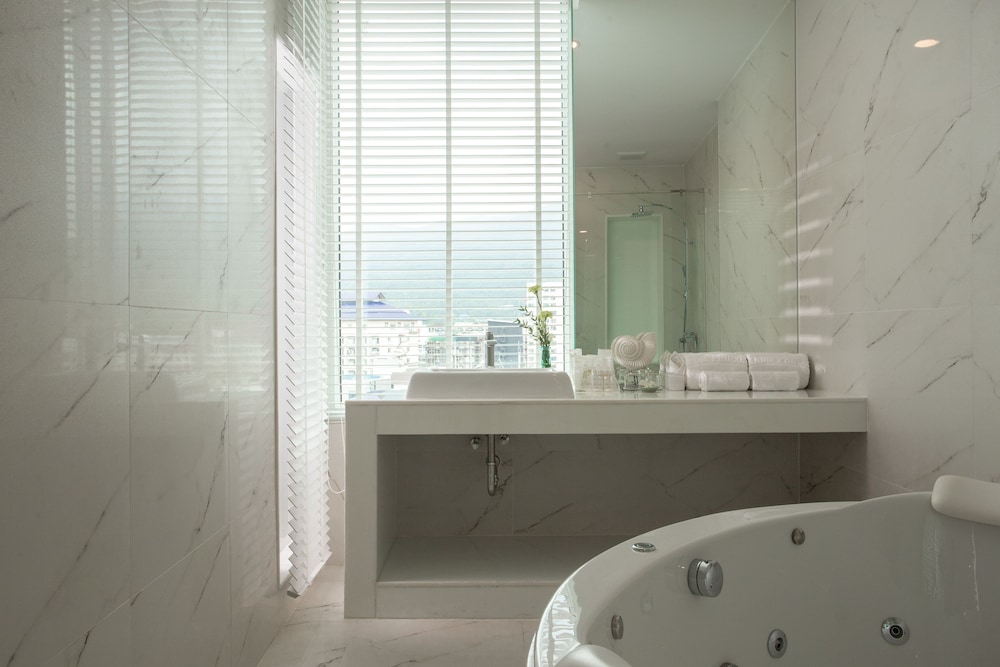 Executive Suite - Photo 8