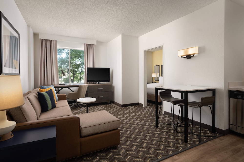 Suite, 1 Bedroom - Photo 1