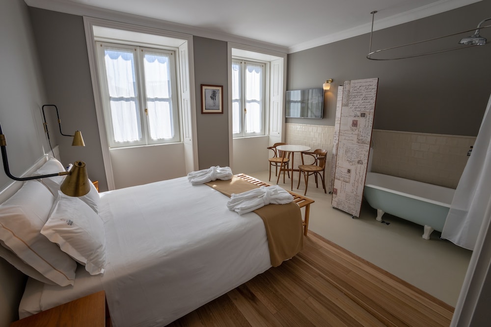 Superior Double or Twin Room, Bathtub, City View photo 2