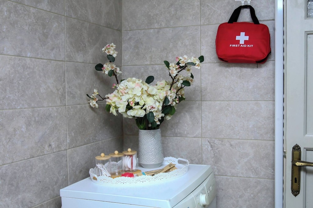 Relax in Elliniko Hidden Gem-vintage Bungalow With Garden and Hot Tub in an Iglo, Billede 7