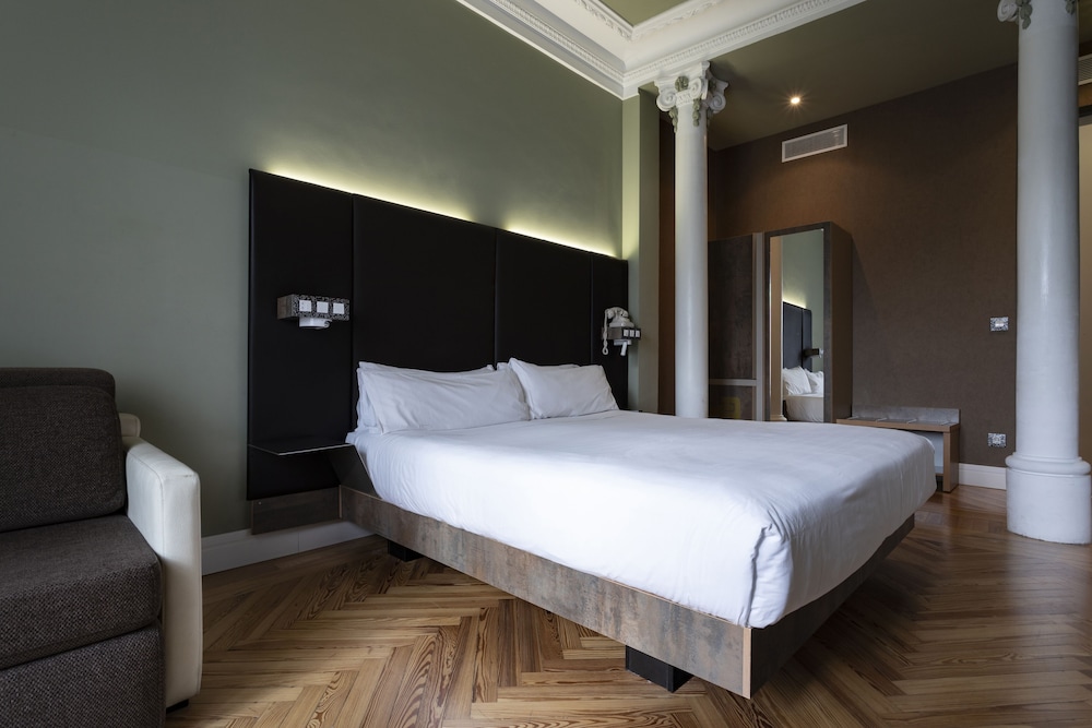 Superior Room, Terrace, City View thumbnail 5