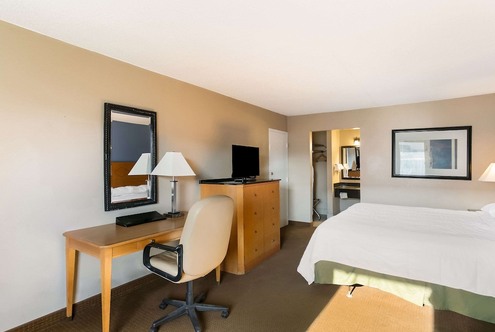 Standard Room, 1 King Bed, Non Smoking photo 2