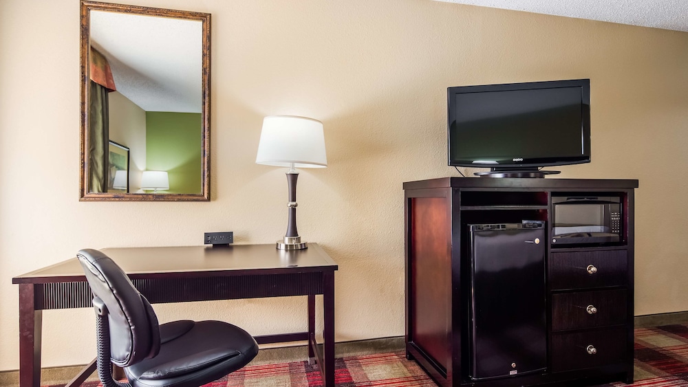 Suite, Multiple Beds, Non Smoking, Refrigerator & Microwave photo 3