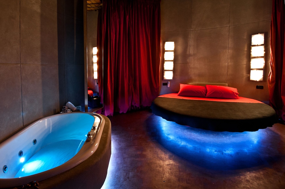 Honeymoon Suite photo 2