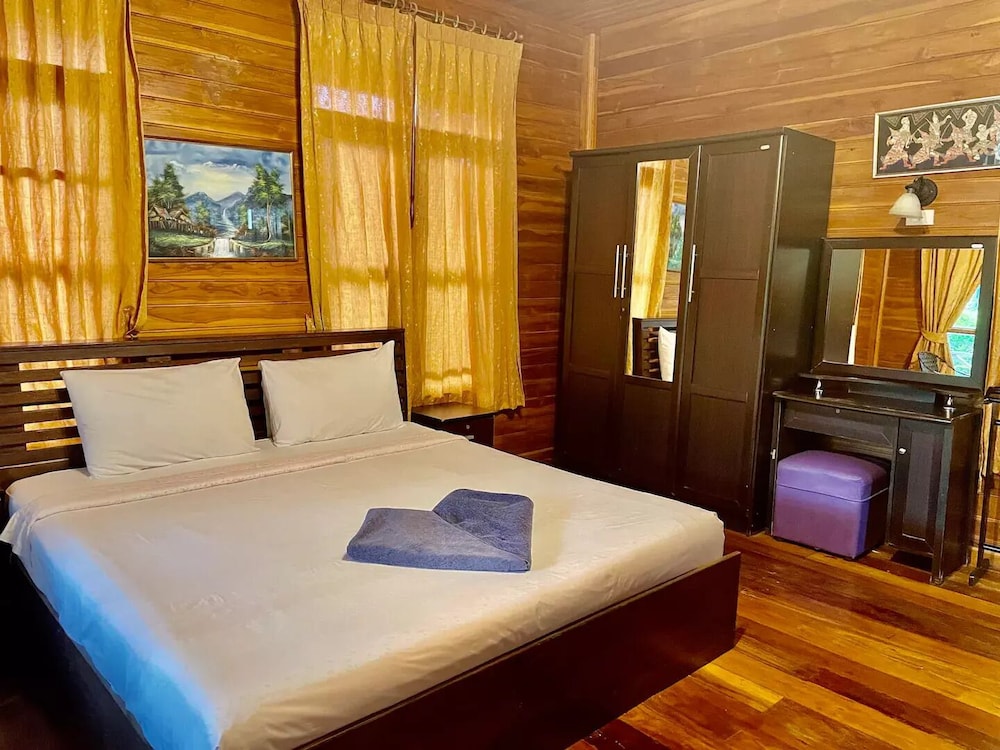 Traditional Bungalow, 1 King Bed, Pool View