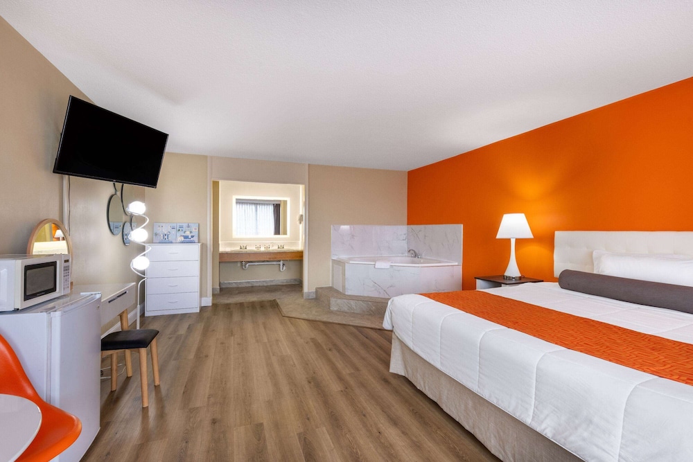 Suite, 1 King Bed, Non Smoking, Jetted Tub - Photo 3