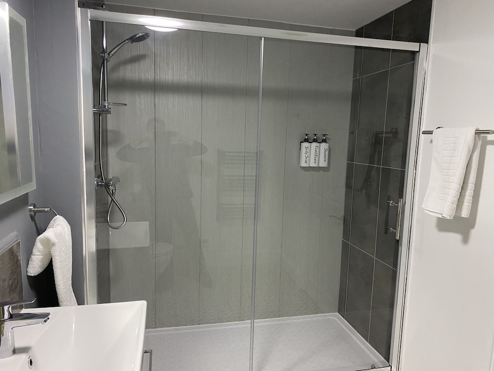 Deluxe Double Room, Ensuite - Photo 7