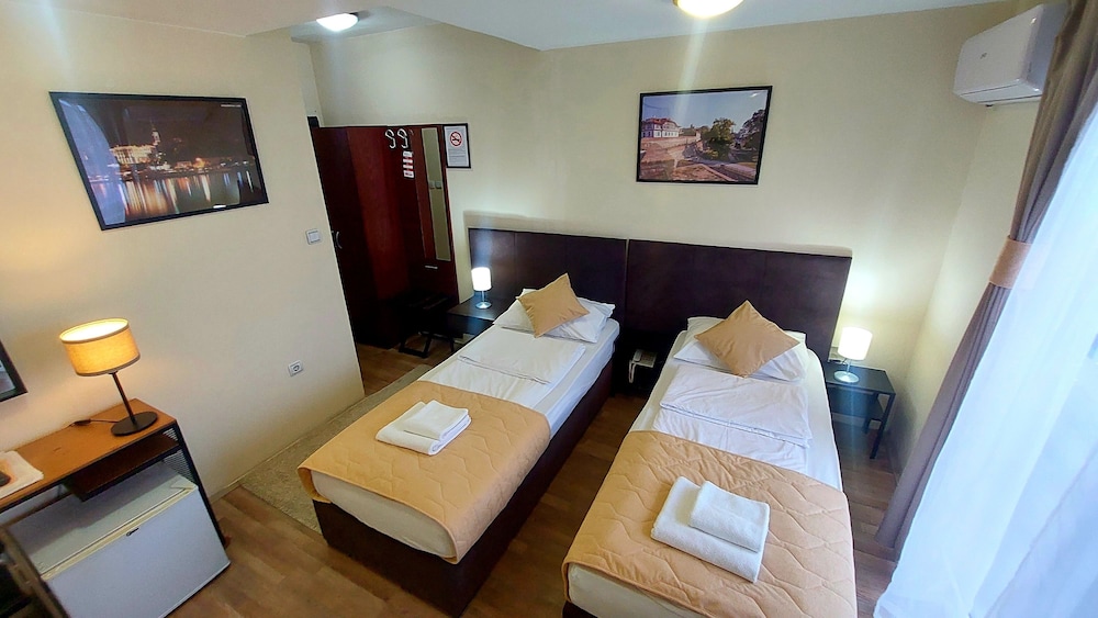 Standard Twin Room, 2 Twin Beds - Photo 6